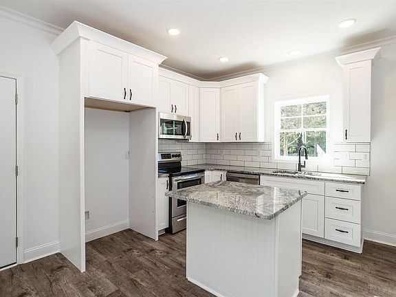 5th image of 115 Clarence Cir