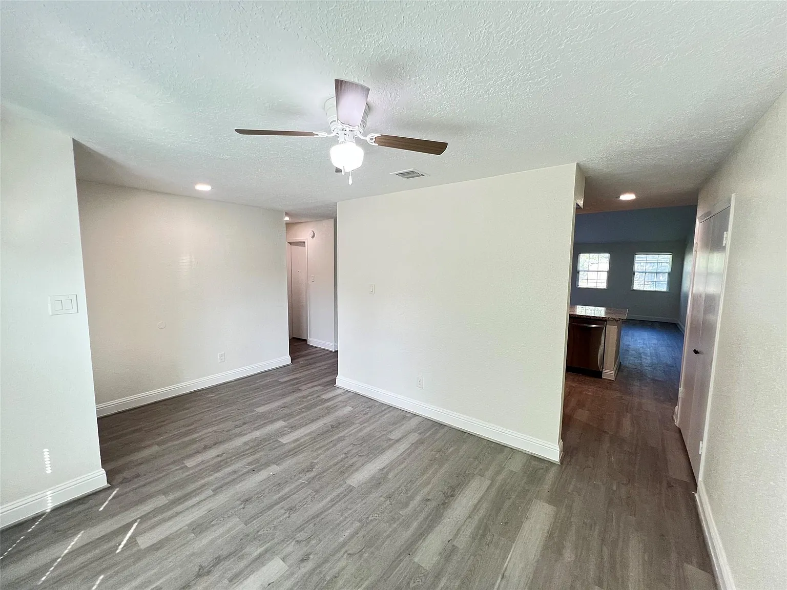 3 bed, 2.0 bath, 1695 sqft, $1,800 — Photo 4