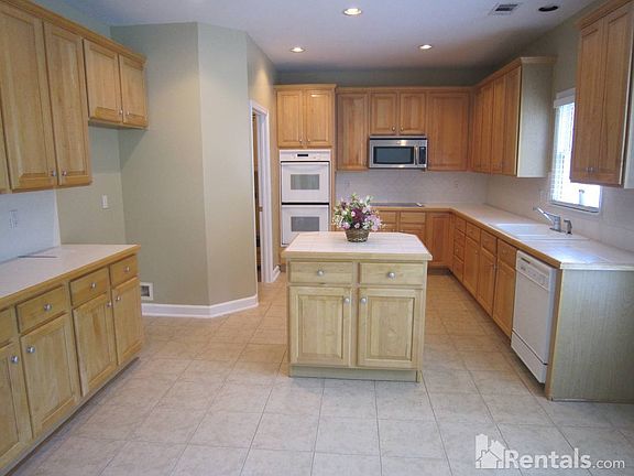 Gourmet Kitchen, w/Tile Floor