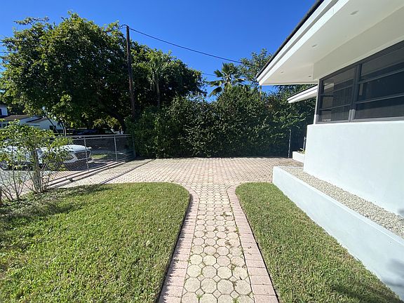 4th image of 1101 Bay Dr