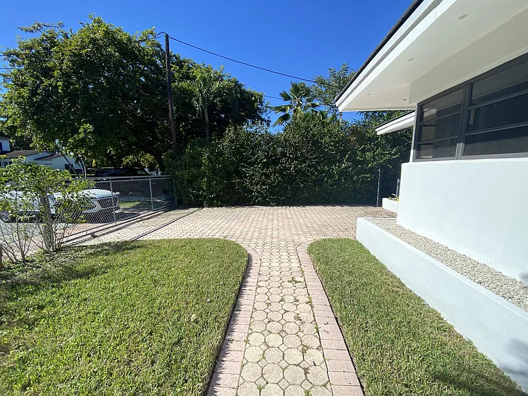 1101 Bay Dr — Photo 4
