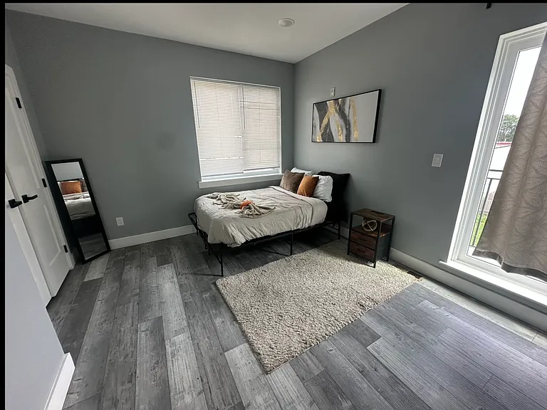 819 42nd St #5 — Photo 9
