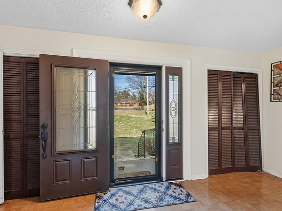 4th image of 200 Queens Lane Ct