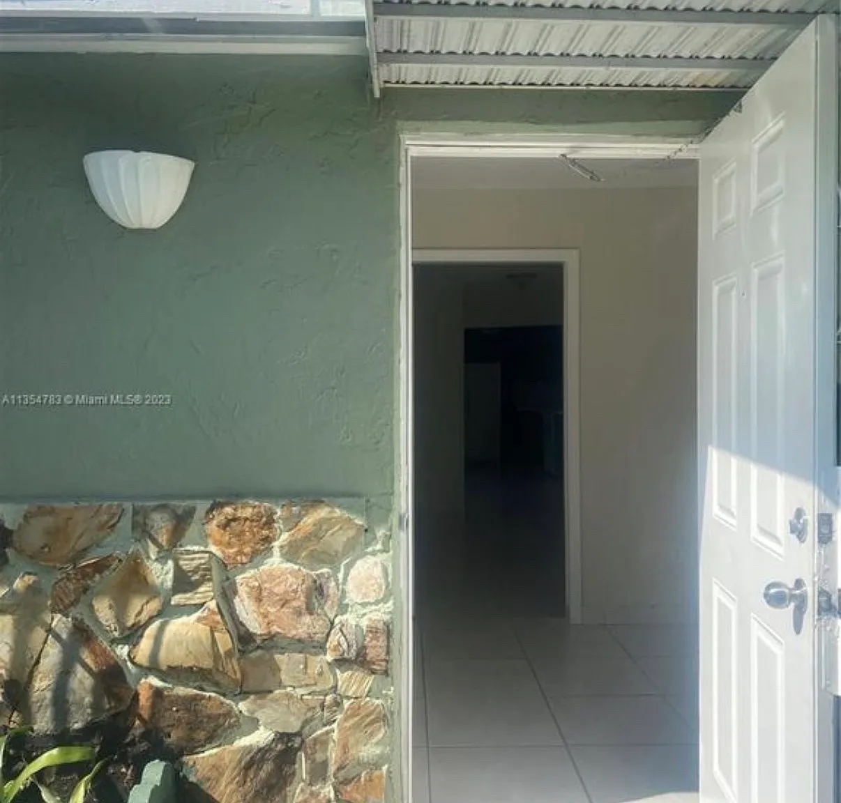 3 bed, 3000 sqft, $3,300 — Photo 2