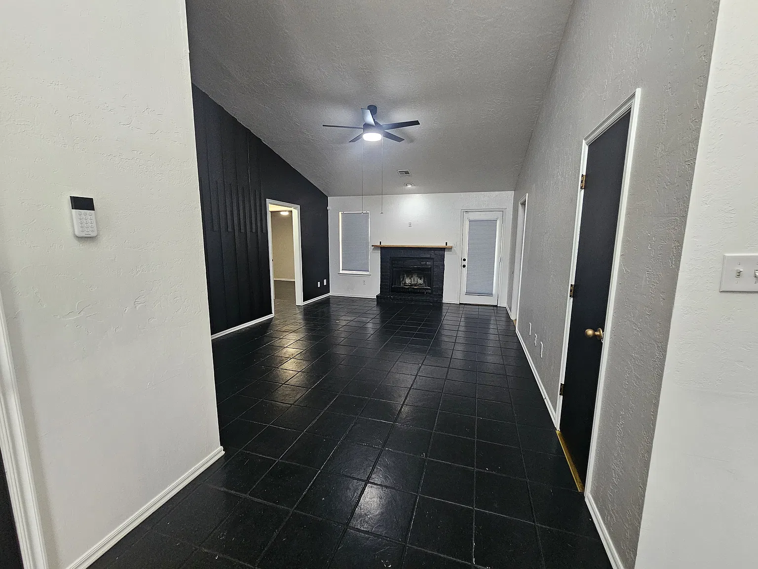 3 bed, 1200 sqft, $1,600 — Photo 2