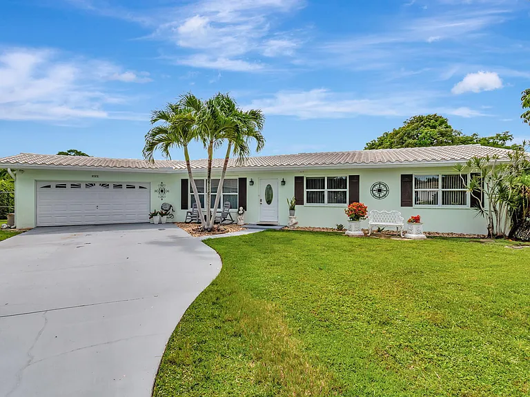 302 Venice Dr — Photo 3