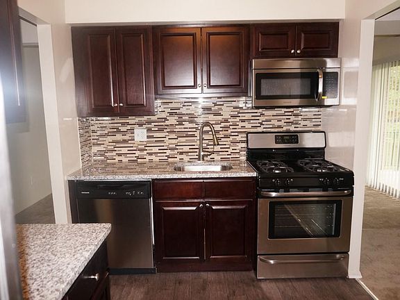 5th image of 24 Brook Village Ct