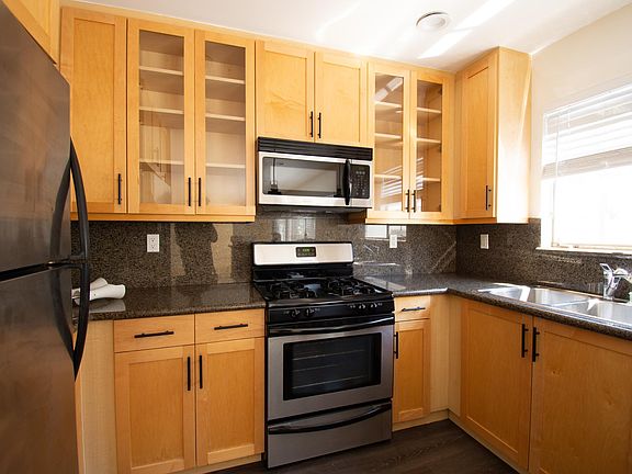 4th image of 435 S Palm Dr APT 4