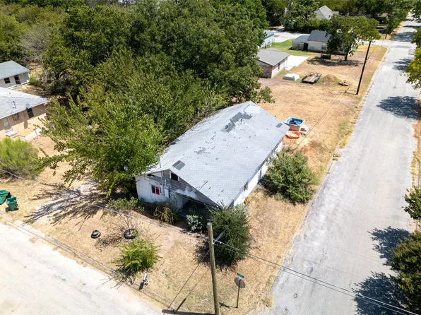 1101 Sanders St, Bowie, TX 76230