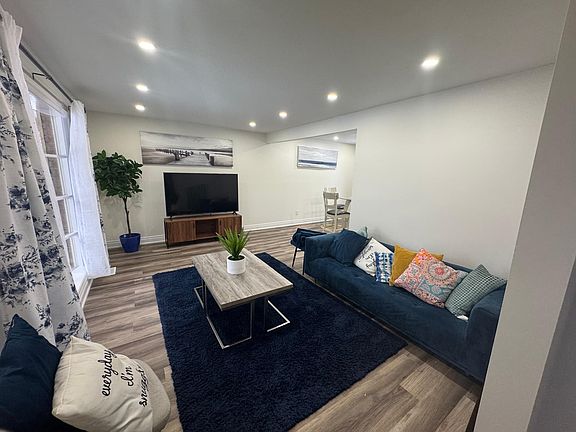 4th image of 389 Dunvegan Dr
