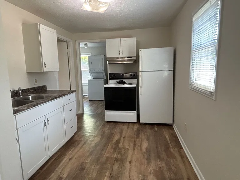 838 Broad Ave — Photo 3