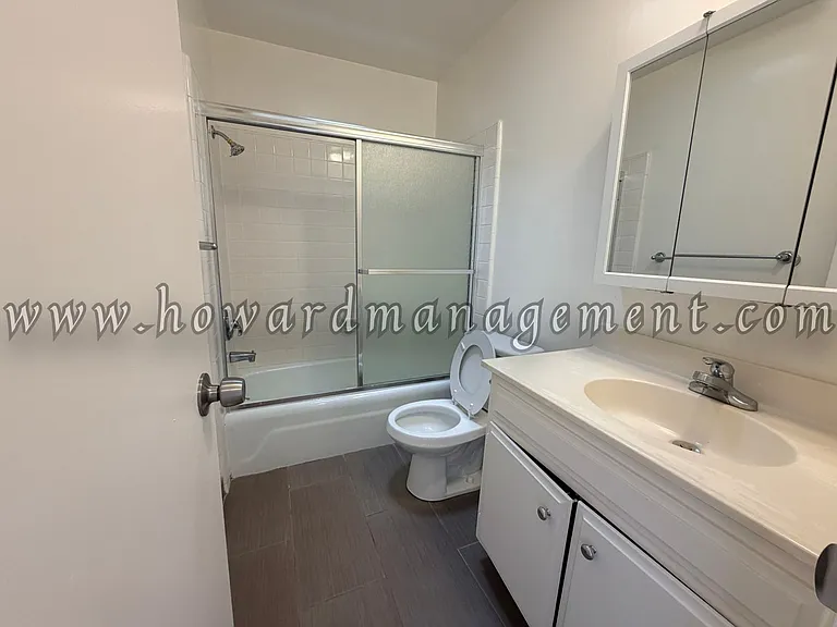01037FI — Photo 11
