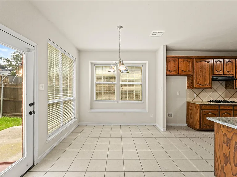 8204 Hitching Trl — Photo 13