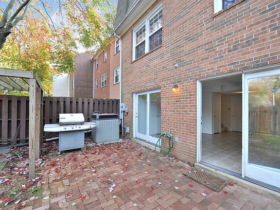 5th image of 8356 Glastonbury Ct