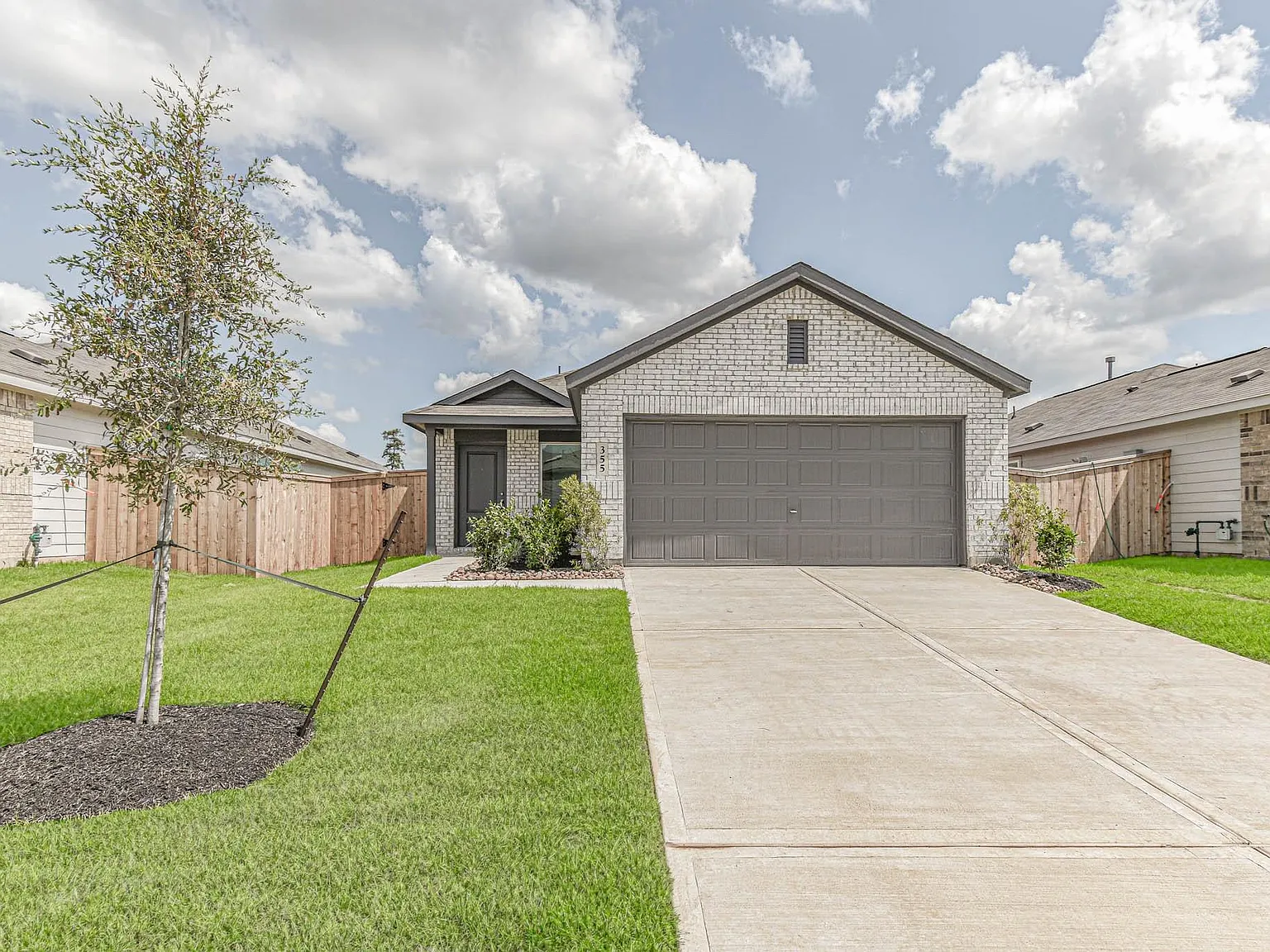 4 bed, 2.0 bath, 1607 sqft, $1,900 — Photo 2