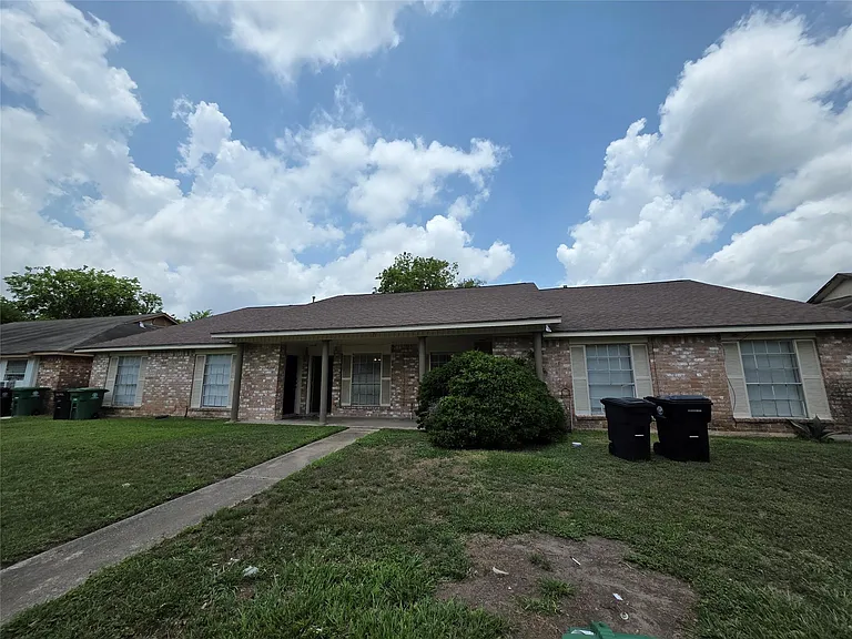 12740 Shannon Hills Dr — Photo 2