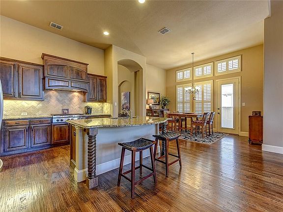 5th image of 2424 Lilyfield Dr