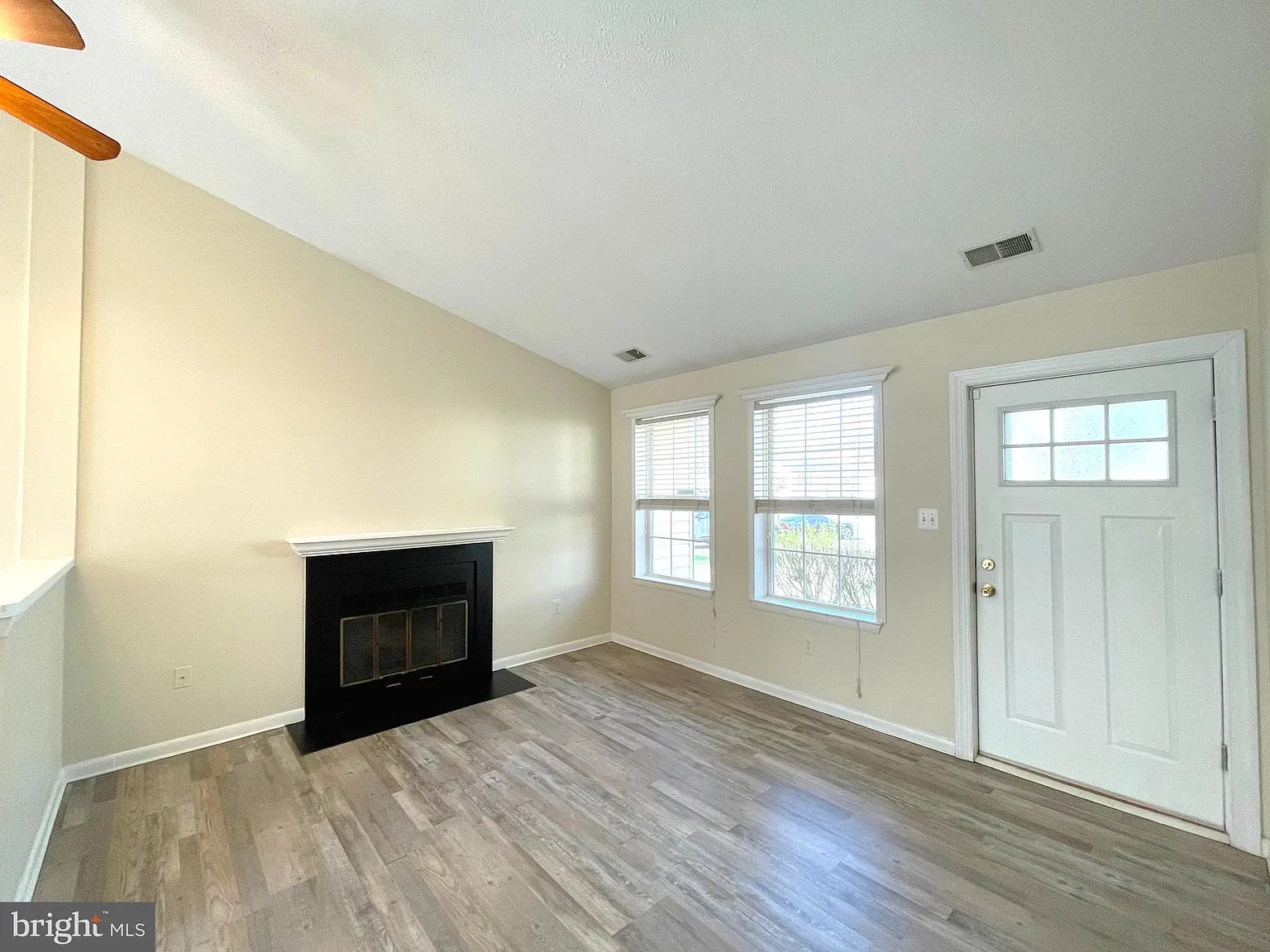 4 bed, 1.0 bath, 1368 sqft, $2,295 — Photo 2