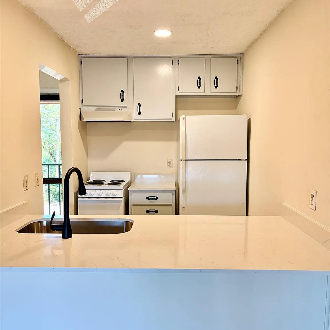 1 bed, 1.0 bath, 432 sqft, $950 — Photo 2