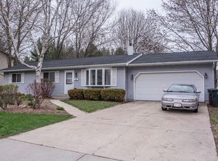463 Eugene Dr, Lake Geneva, WI