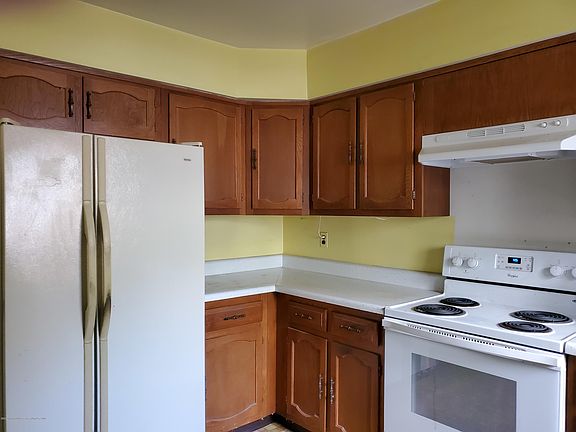 3rd image of 84 Yorktowne Pkwy #B