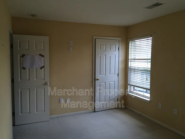 305 Londonderry Ct — Photo 15