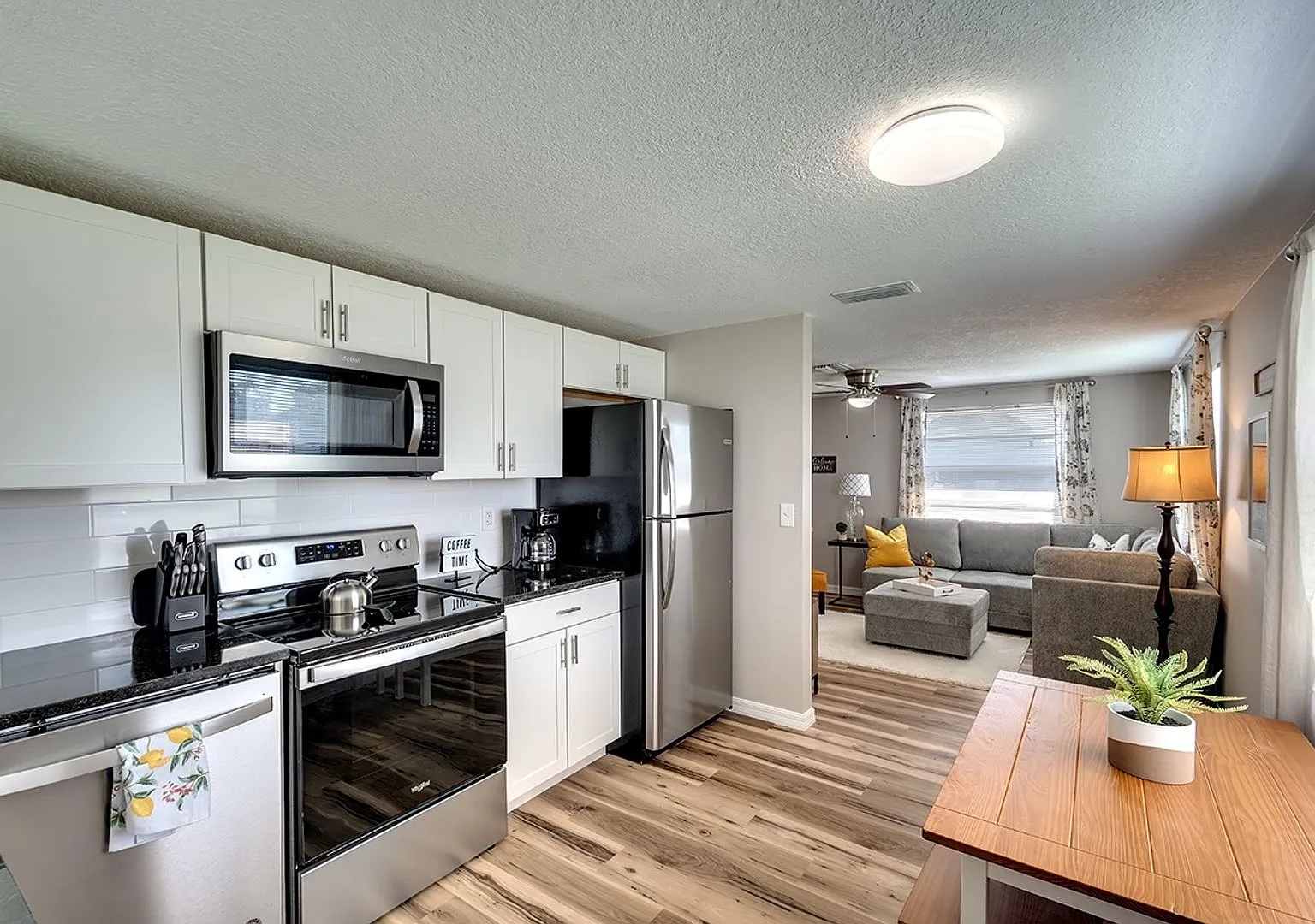 Charming 2 Bedroom Duplex in West Bradenton Available Furnished or Unfurnished — Photo 4