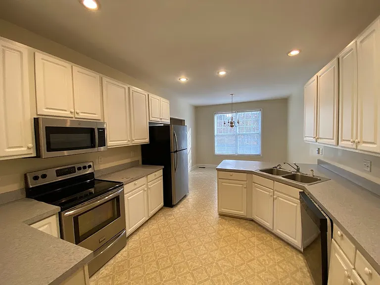100 Fieldhaven Ct — Photo 3