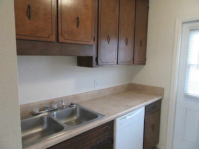 1104 W 19th Ct — Photo 3