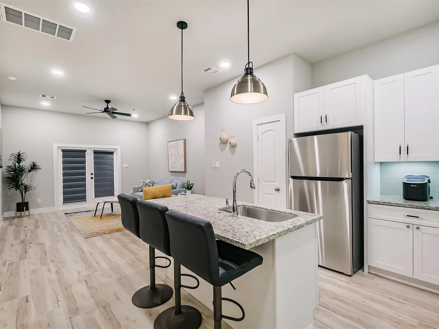 3 bed, 2.5 bath, 1472 sqft, $2,100 — Photo 4