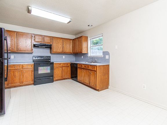3rd image of 405 Deloris Dr