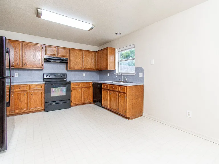 405 Deloris Dr — Photo 3