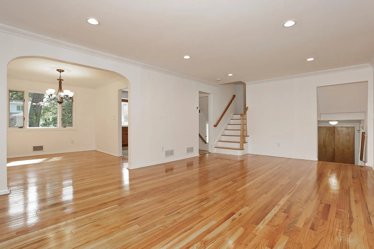 3 bed, 2.5 bath, 1714 sqft, $5,900 — Photo 2