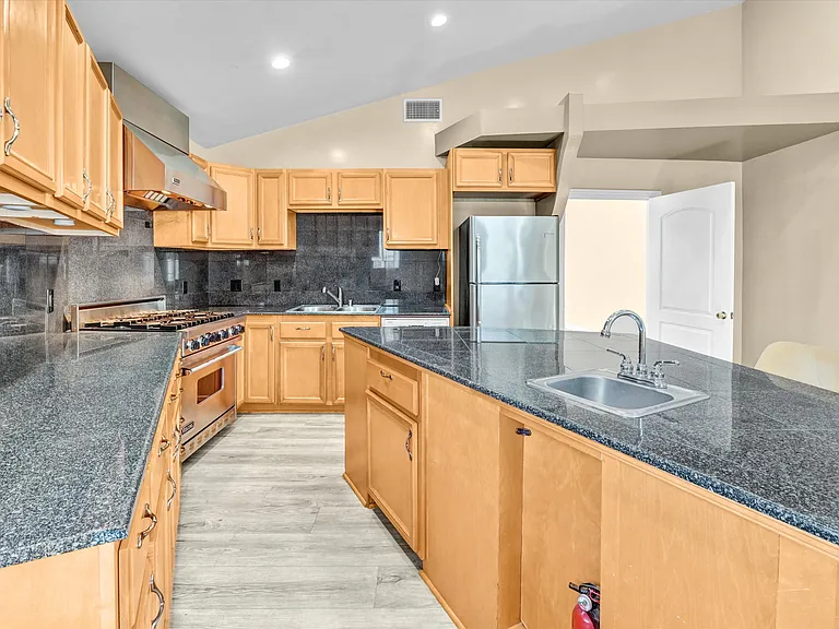 6942 Alcove Ave — Photo 13