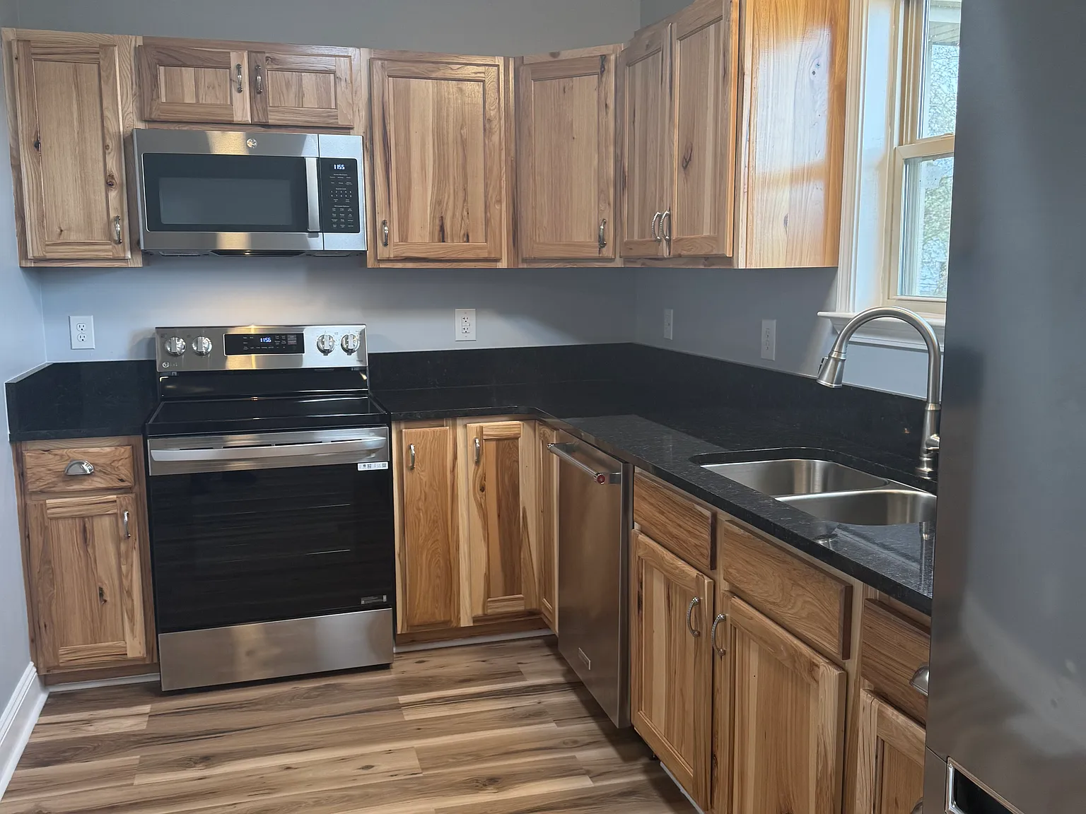 3 bed, 1100 sqft, $1,800 — Photo 2
