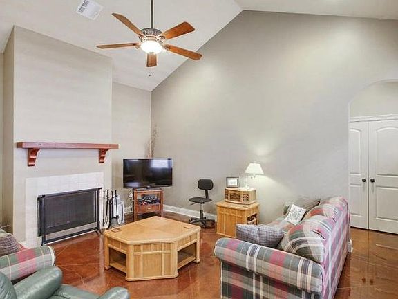 Living room w/ vaulted ceiling and gas fireplace w/ remote