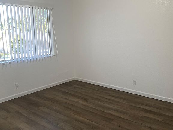 3rd image of 2420 Oxford Way #X