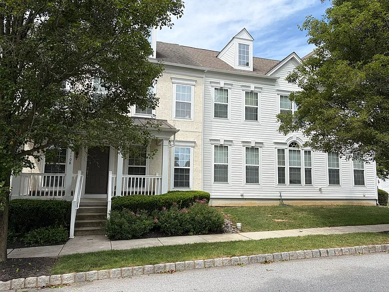 1108 Harding Dr — Photo 2