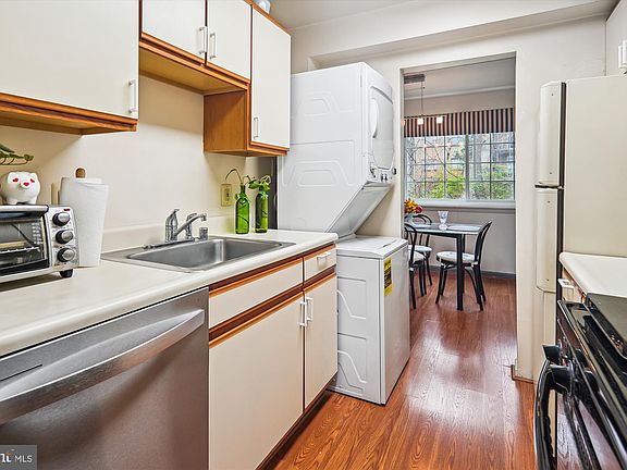 4th image of 1533 Colonial Dr