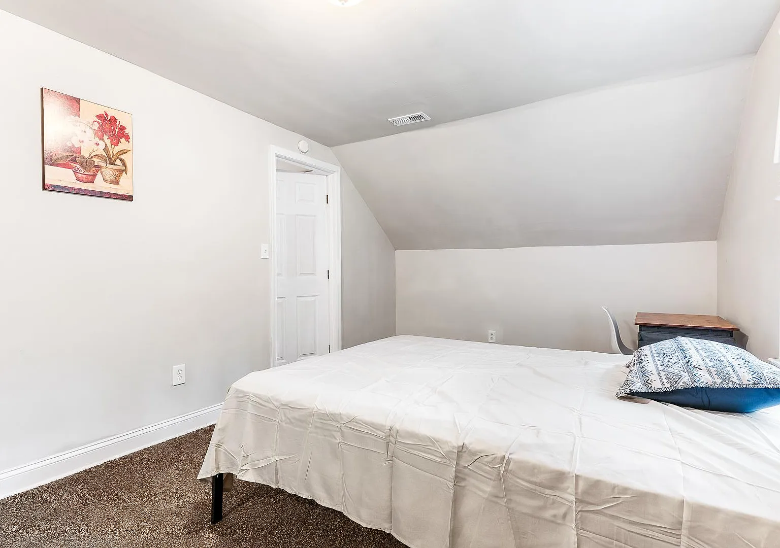 4 bed, 5.5 bath, 4000 sqft, $702 — Photo 1