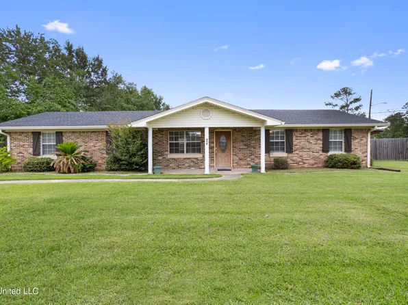904 Waveland Ave, Waveland, MS 39576
