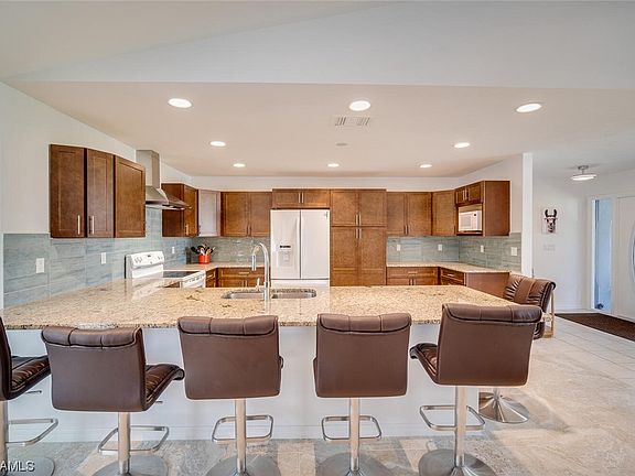 5th image of 241 SE 20th Pl