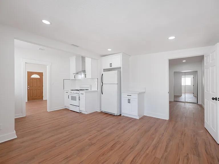 121 S Lotus Ave — Photo 9