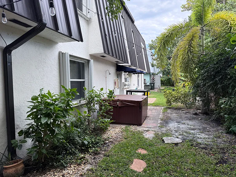 118 Linda Ln — Photo 3