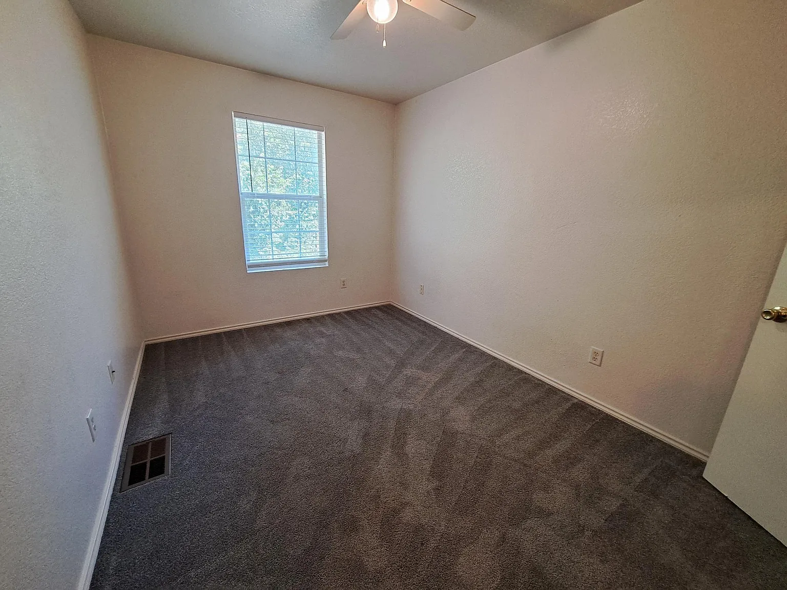 2 bed, 1.5 bath, 950 sqft, $750 — Photo 3