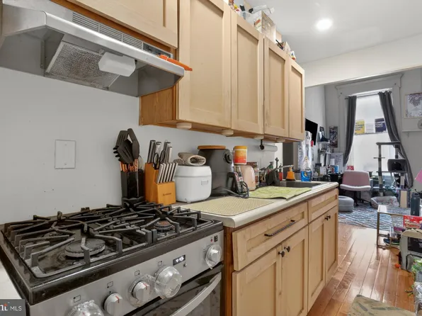 916 Pine St APT 1F, Philadelphia, PA 19107