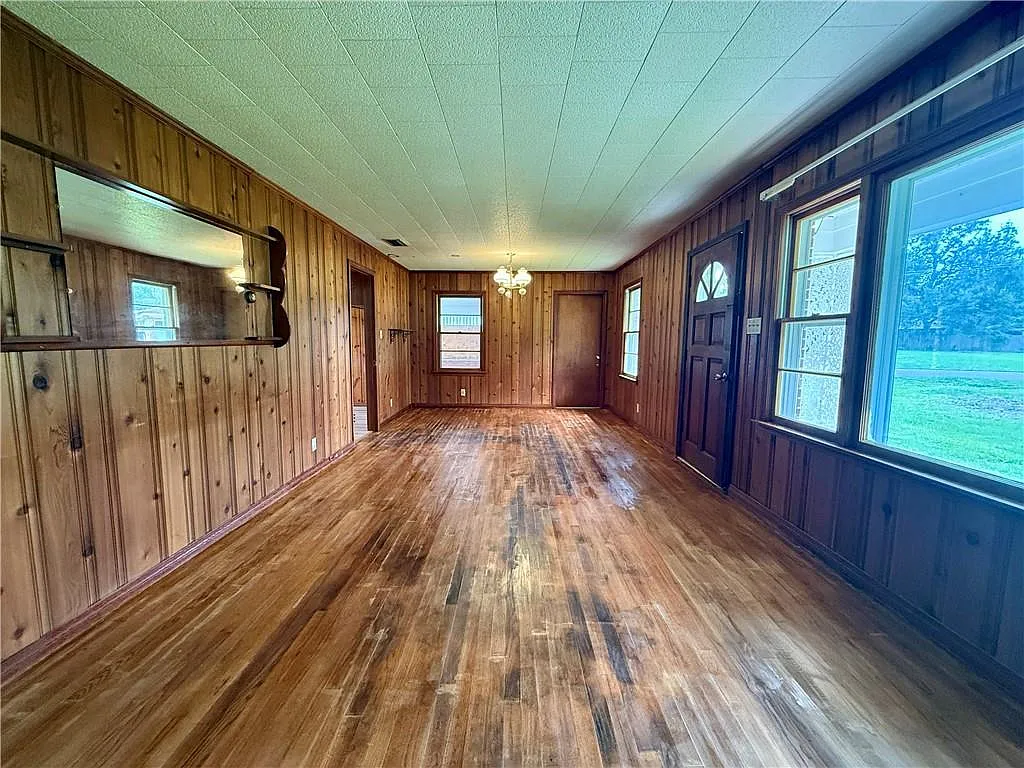 3 bed, 1.0 bath, 1025 sqft, $1,300 — Photo 4