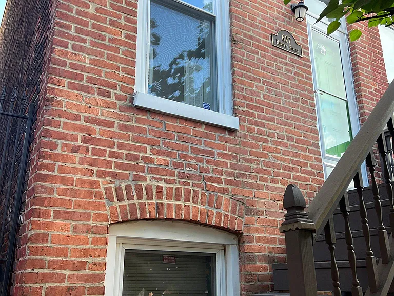 627 Harvey St — Photo 3