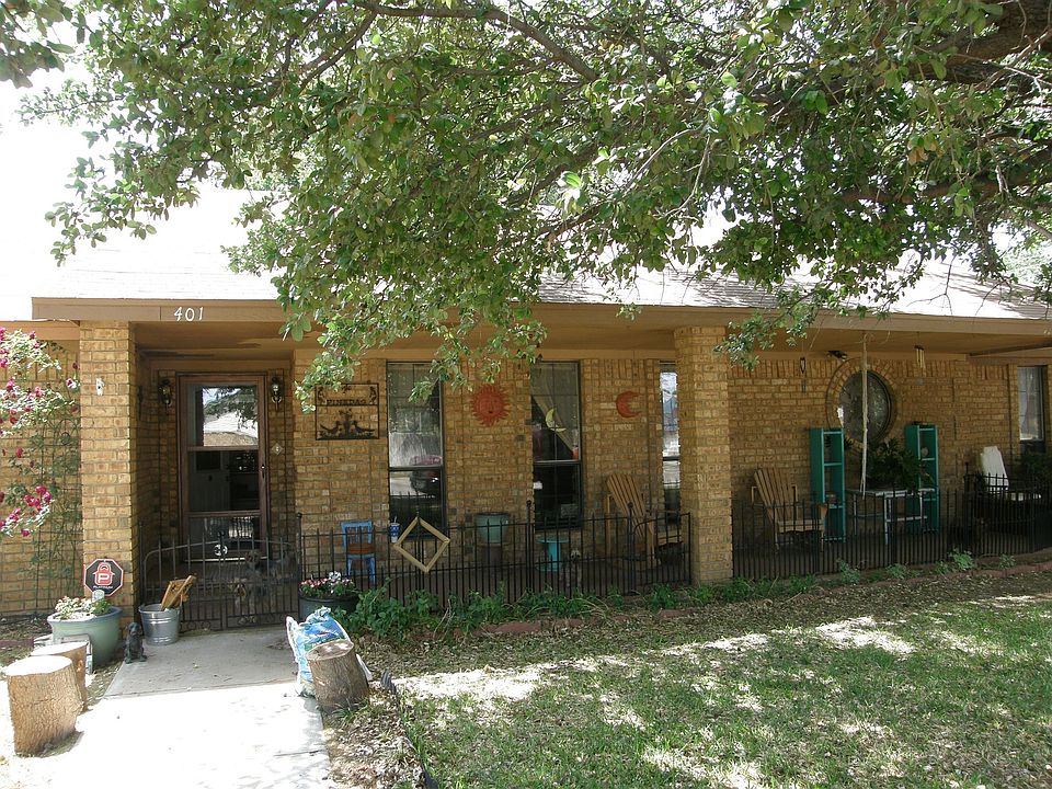 Sidewalk from street direct to front patio
