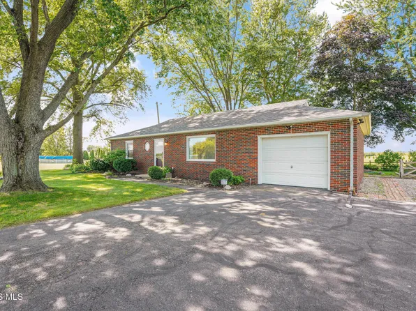 17985 Haskins Rd, Bowling Green, OH 43402